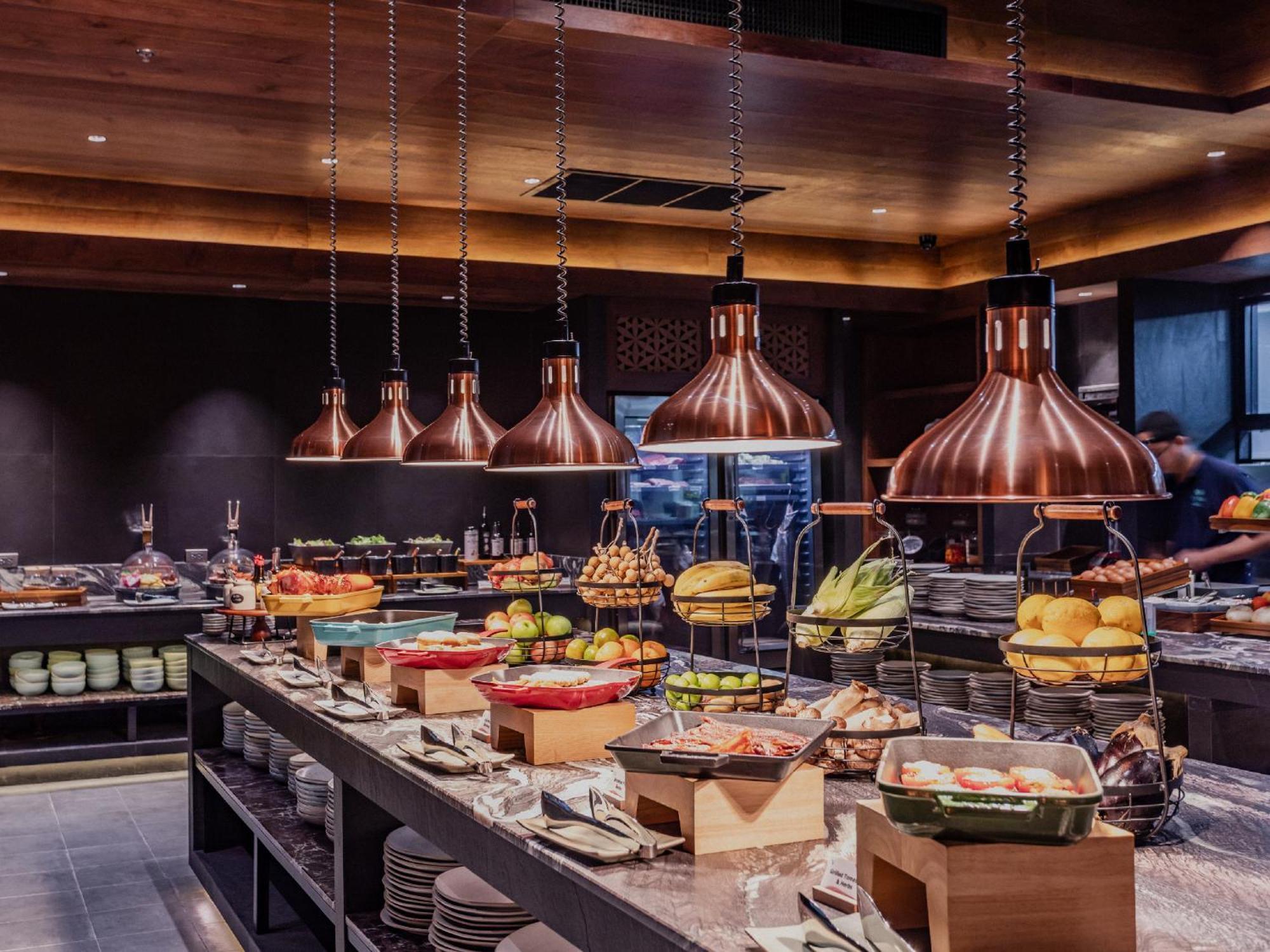 Nysa Hotel Bangkok Sukhumvit 11 المظهر الخارجي الصورة The buffet at the hotel