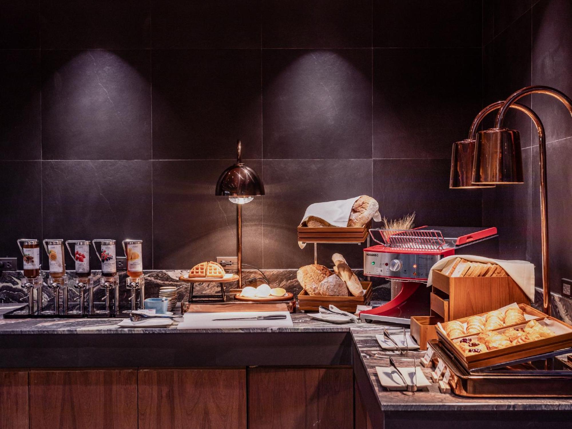 Nysa Hotel Bangkok Sukhumvit 11 المظهر الخارجي الصورة A buffet at a hotel