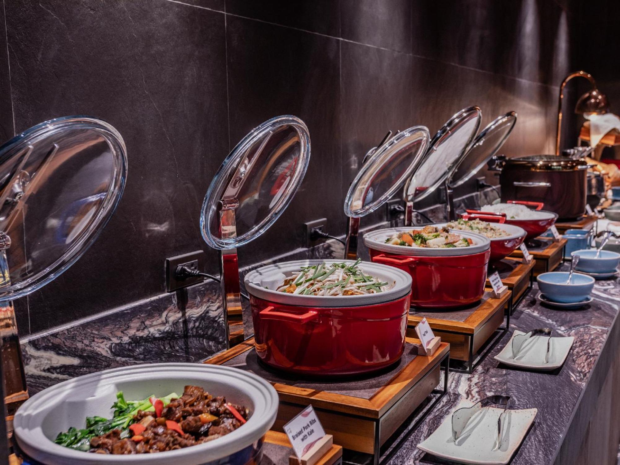 Nysa Hotel Bangkok Sukhumvit 11 المظهر الخارجي الصورة A buffet at a hotel