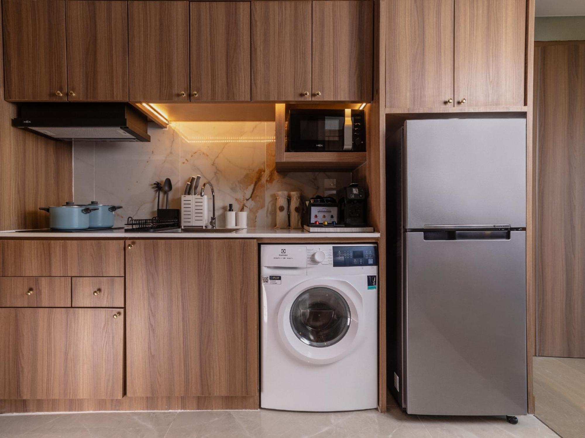 Nysa Hotel Bangkok Sukhumvit 11 المظهر الخارجي الصورة A typical kitchen in a serviced apartment
