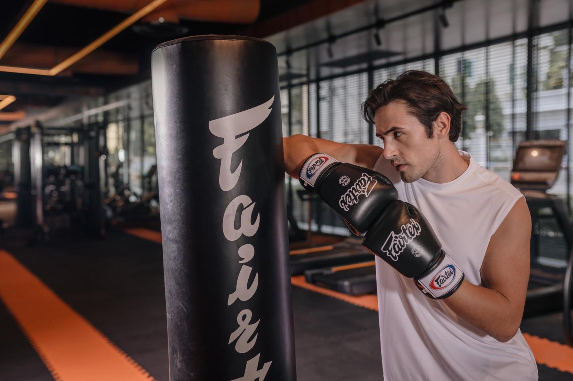Nysa Hotel Bangkok Sukhumvit 11 المظهر الخارجي الصورة A boxer training with a heavy bag