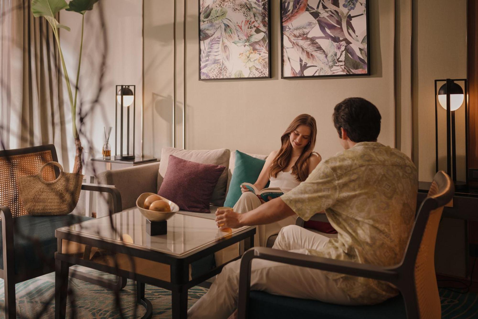 Nysa Hotel Bangkok Sukhumvit 11 المظهر الخارجي الصورة A couple at the hotel
