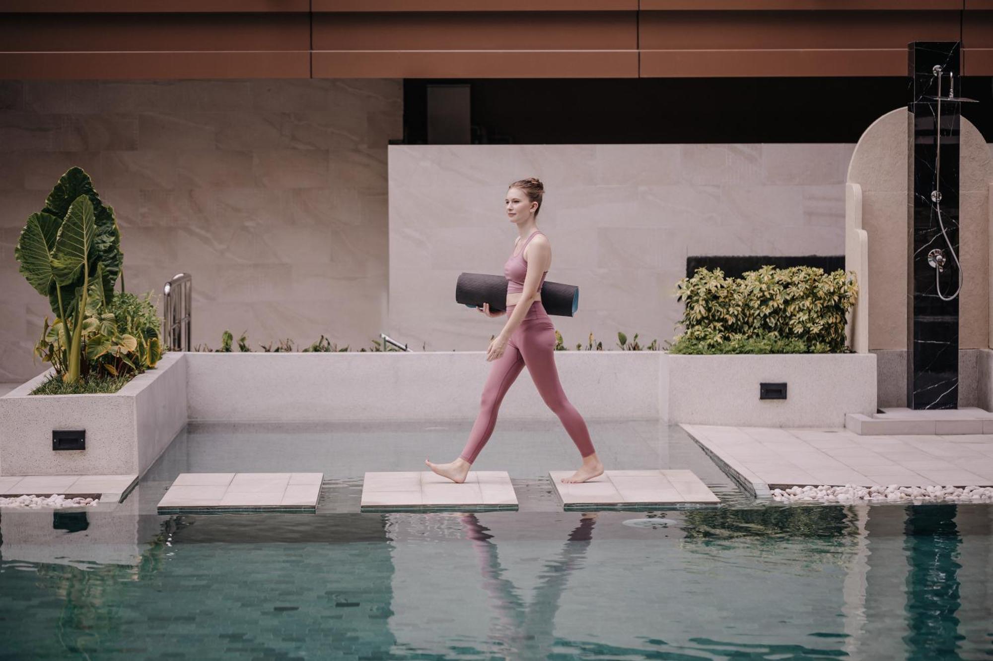 Nysa Hotel Bangkok Sukhumvit 11 المظهر الخارجي الصورة A woman walking on a stepping stone