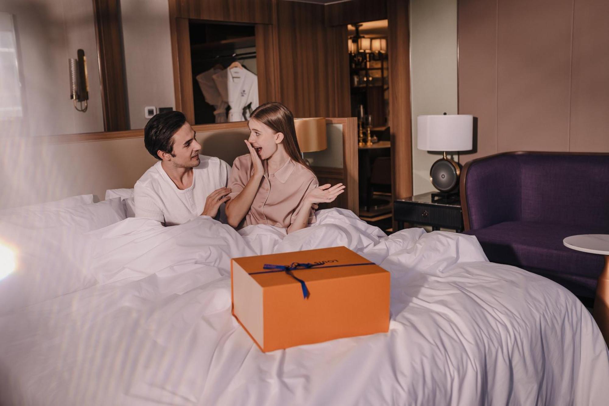 Nysa Hotel Bangkok Sukhumvit 11 المظهر الخارجي الصورة A couple opening a present