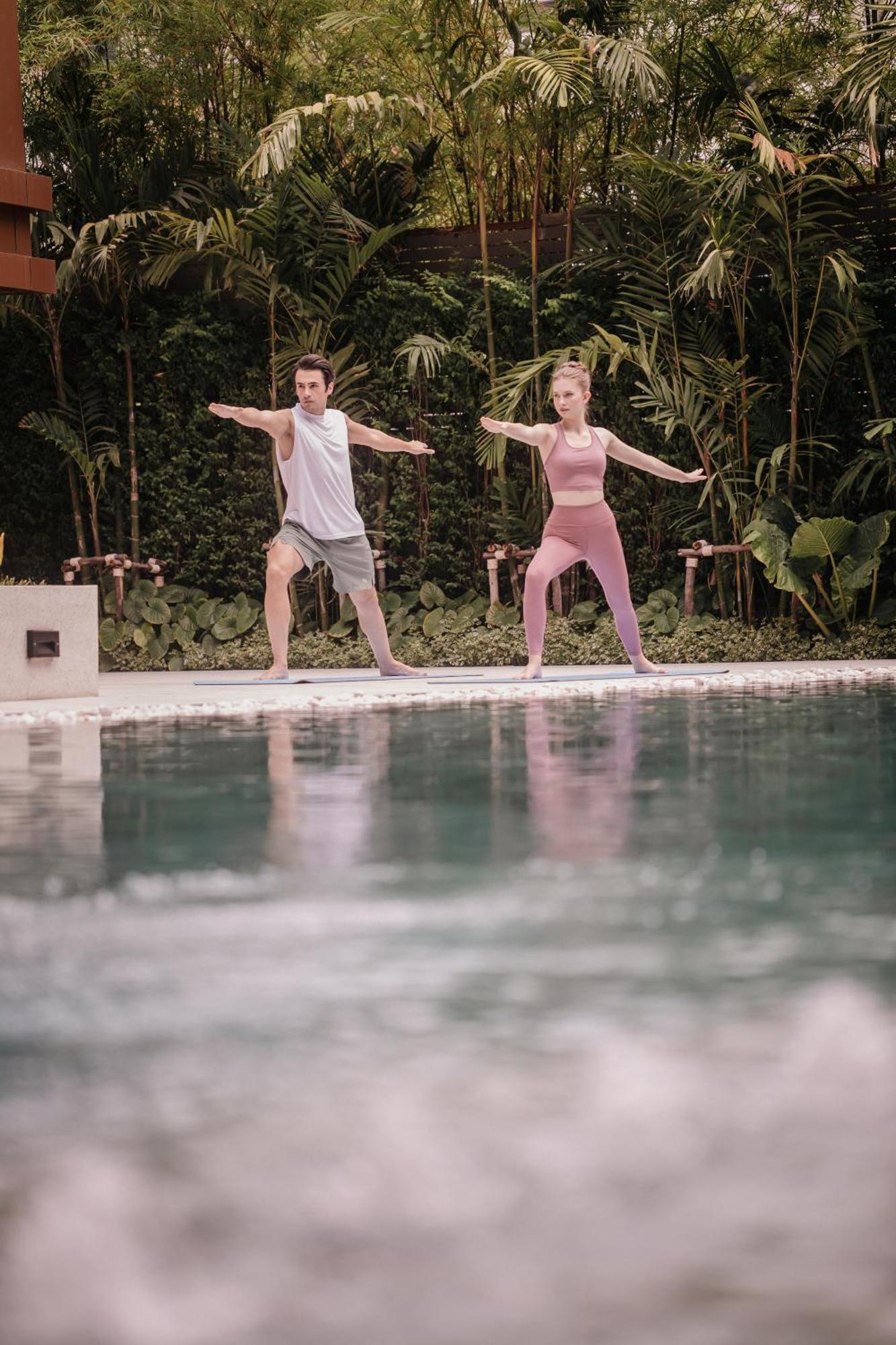 Nysa Hotel Bangkok Sukhumvit 11 المظهر الخارجي الصورة A couple practicing yoga