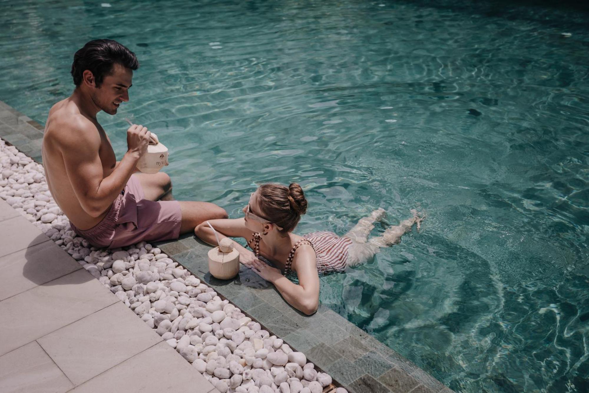 Nysa Hotel Bangkok Sukhumvit 11 المظهر الخارجي الصورة A couple drinking coconut water in a swimming pool