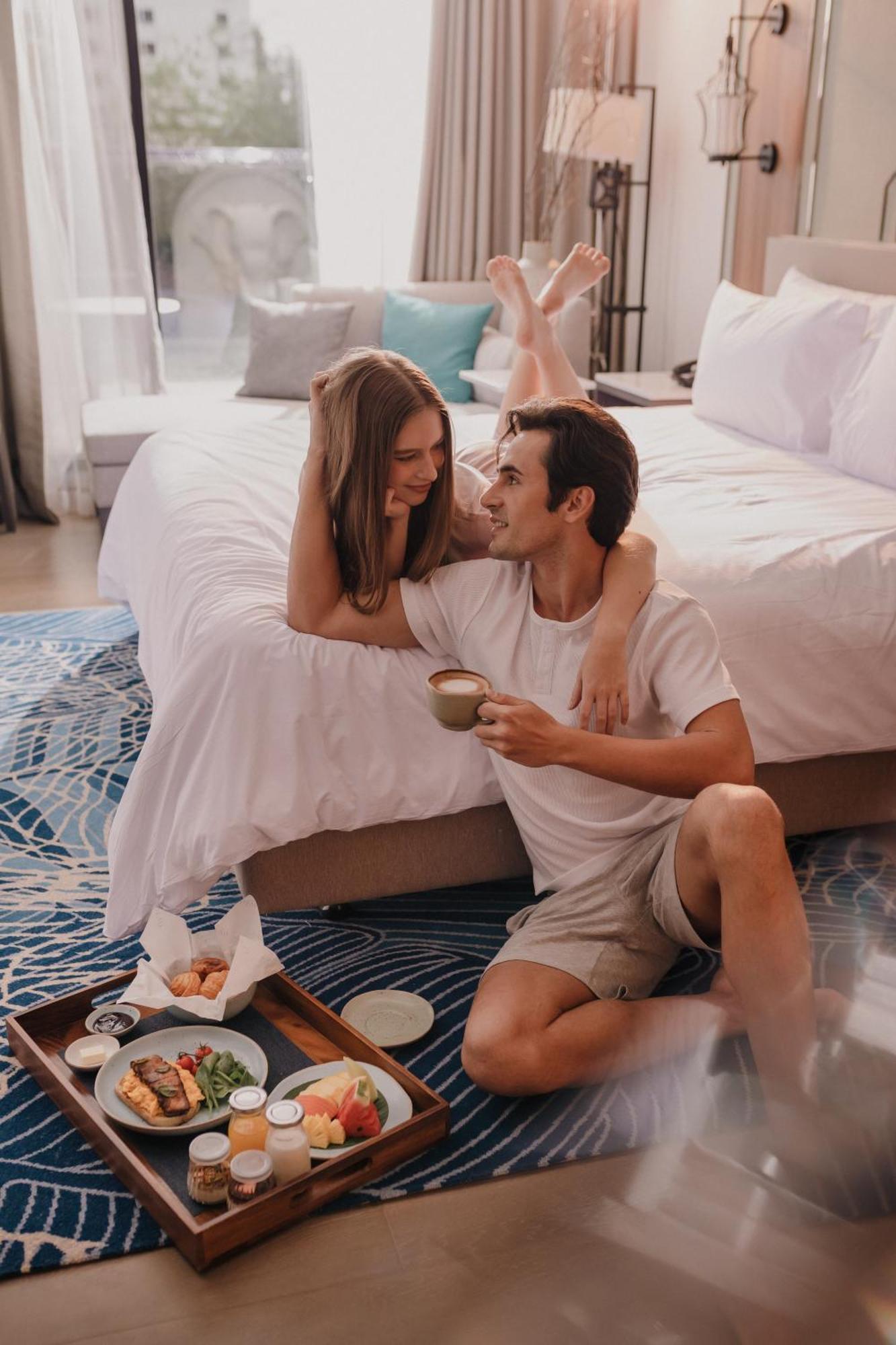 Nysa Hotel Bangkok Sukhumvit 11 المظهر الخارجي الصورة Romantic couple in a hotel room
