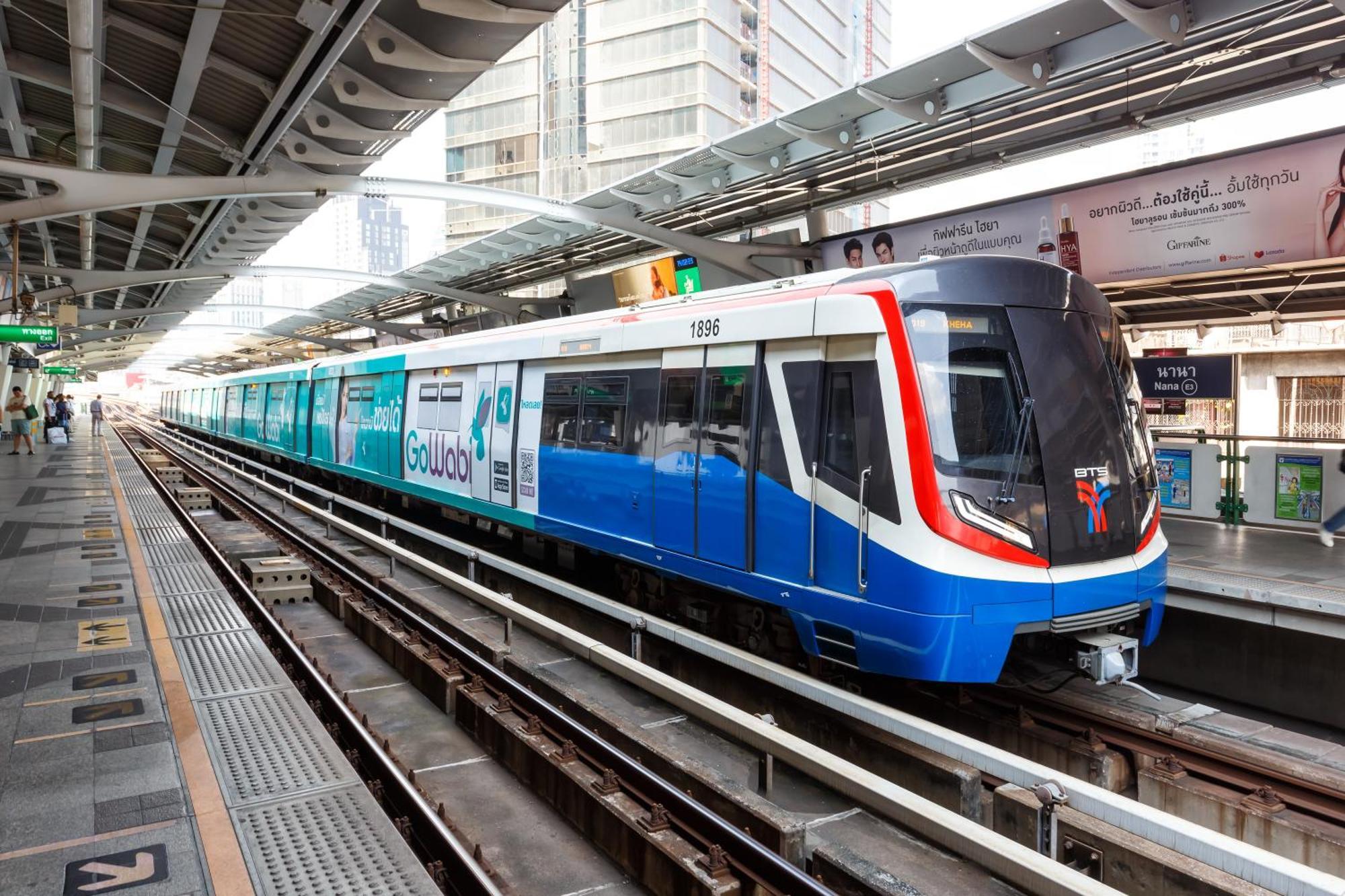 Nysa Hotel Bangkok Sukhumvit 11 المظهر الخارجي الصورة A Blue Line train at Huai Khrai