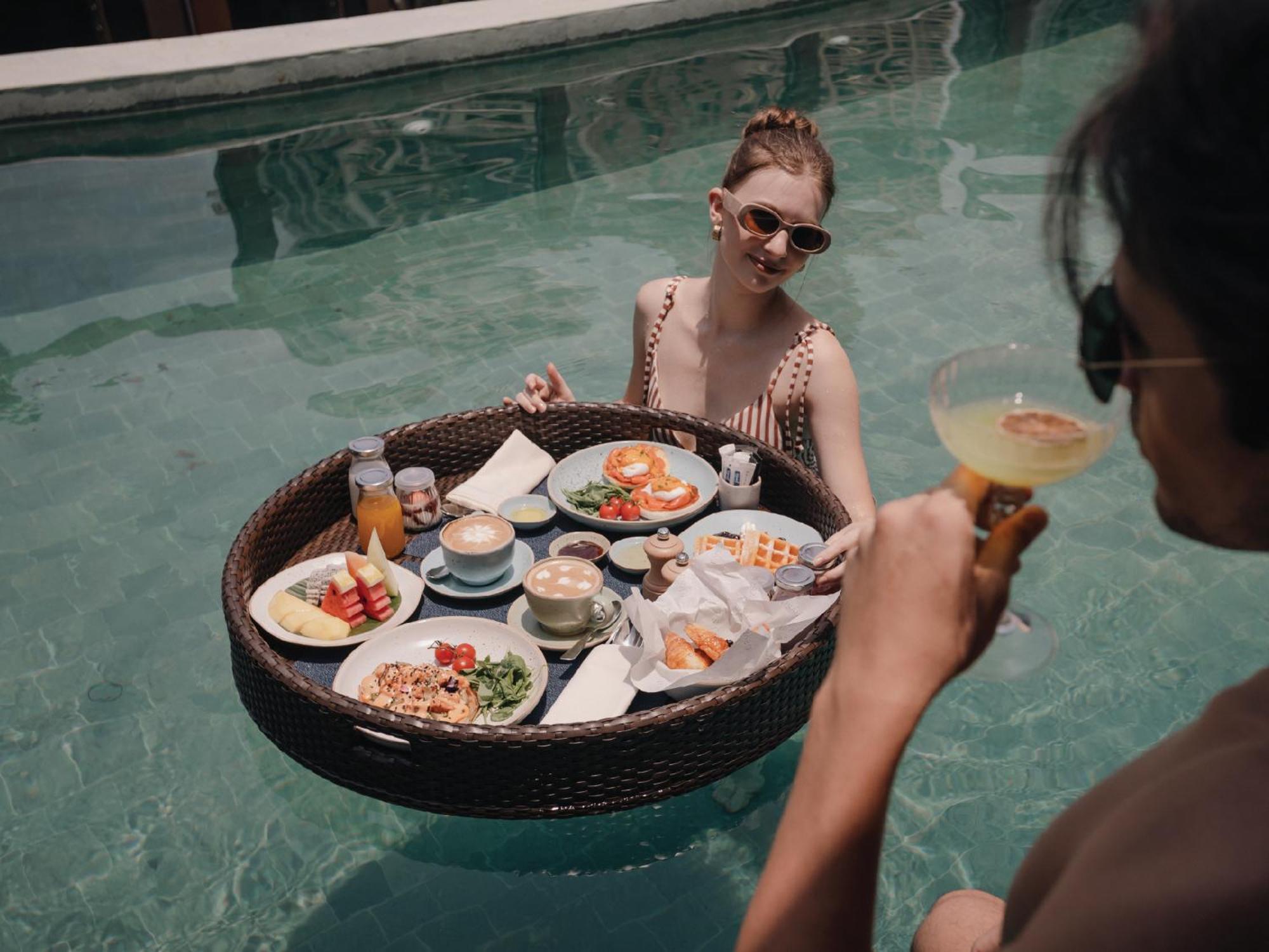 Nysa Hotel Bangkok Sukhumvit 11 المظهر الخارجي الصورة Floating breakfast at Alila Villas Uluwatu